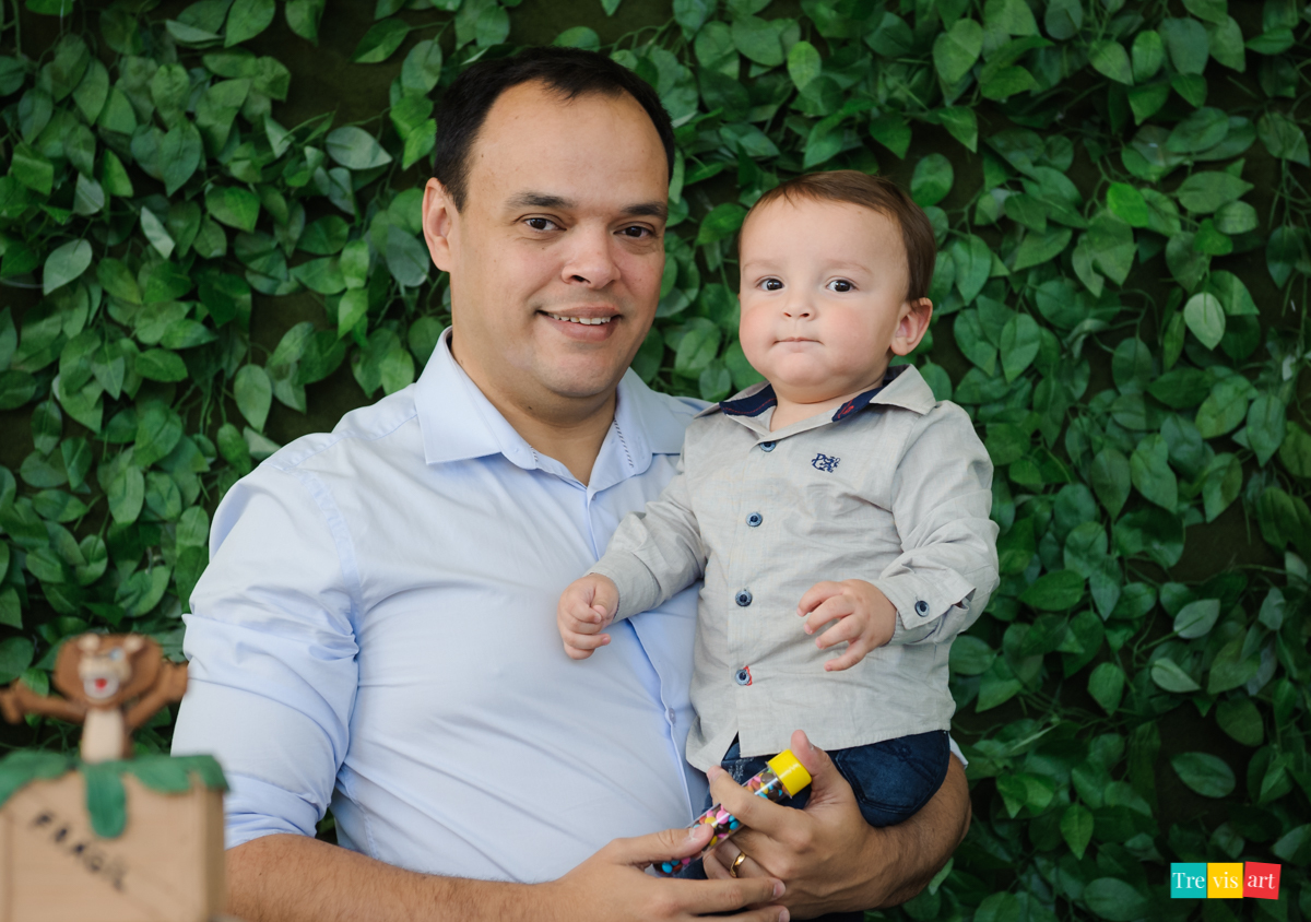Pai e filho posando para foto na decoração de aniversario infantil, tema madagascar