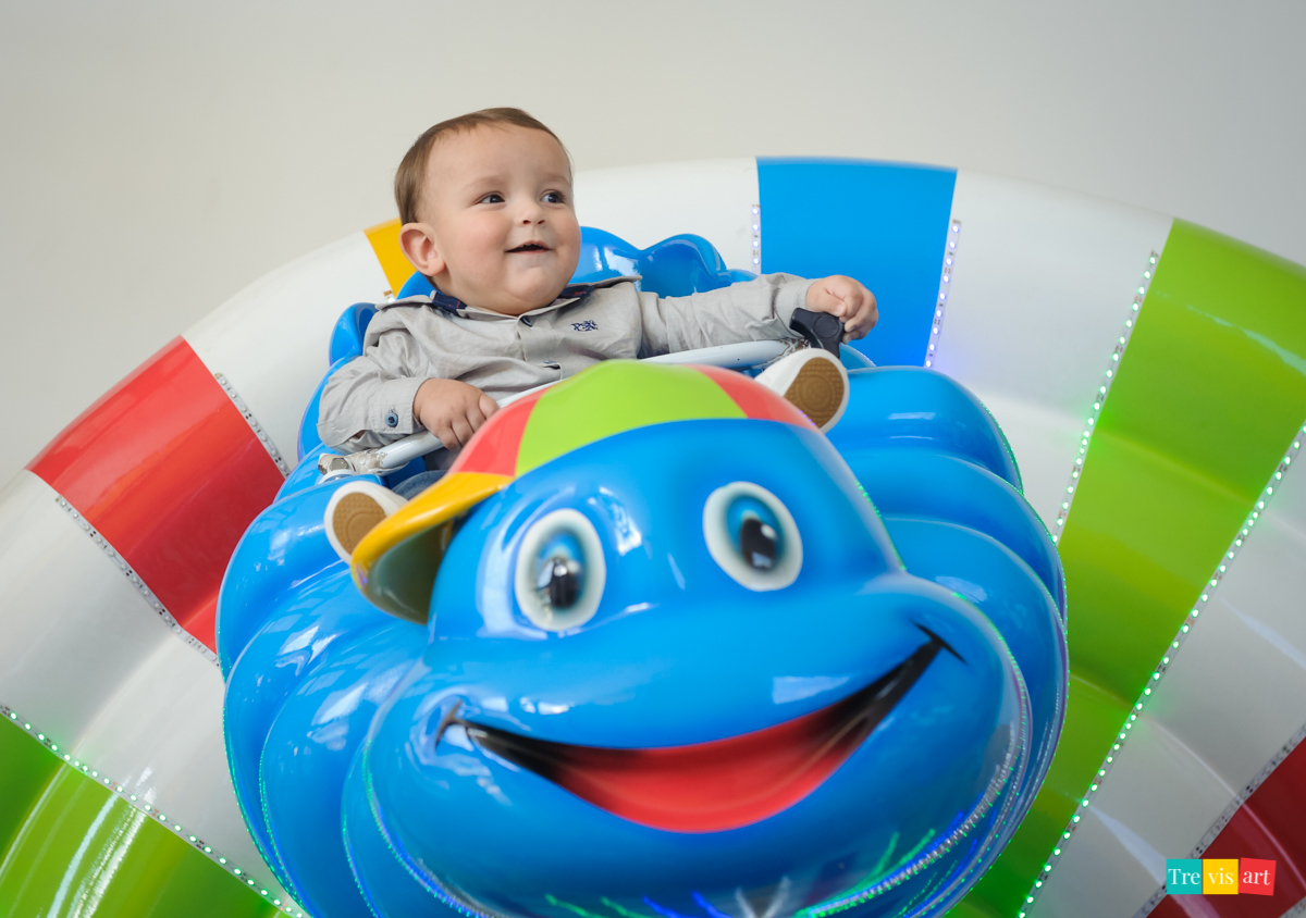 Festa de menino, menino brincando roda gigante no buffet, festa de aniversario tema madagascar
