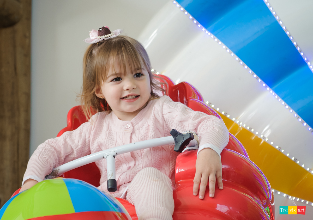 Festa de menino, menina brincando roda gigante no buffet, festa de aniversario tema madagascar