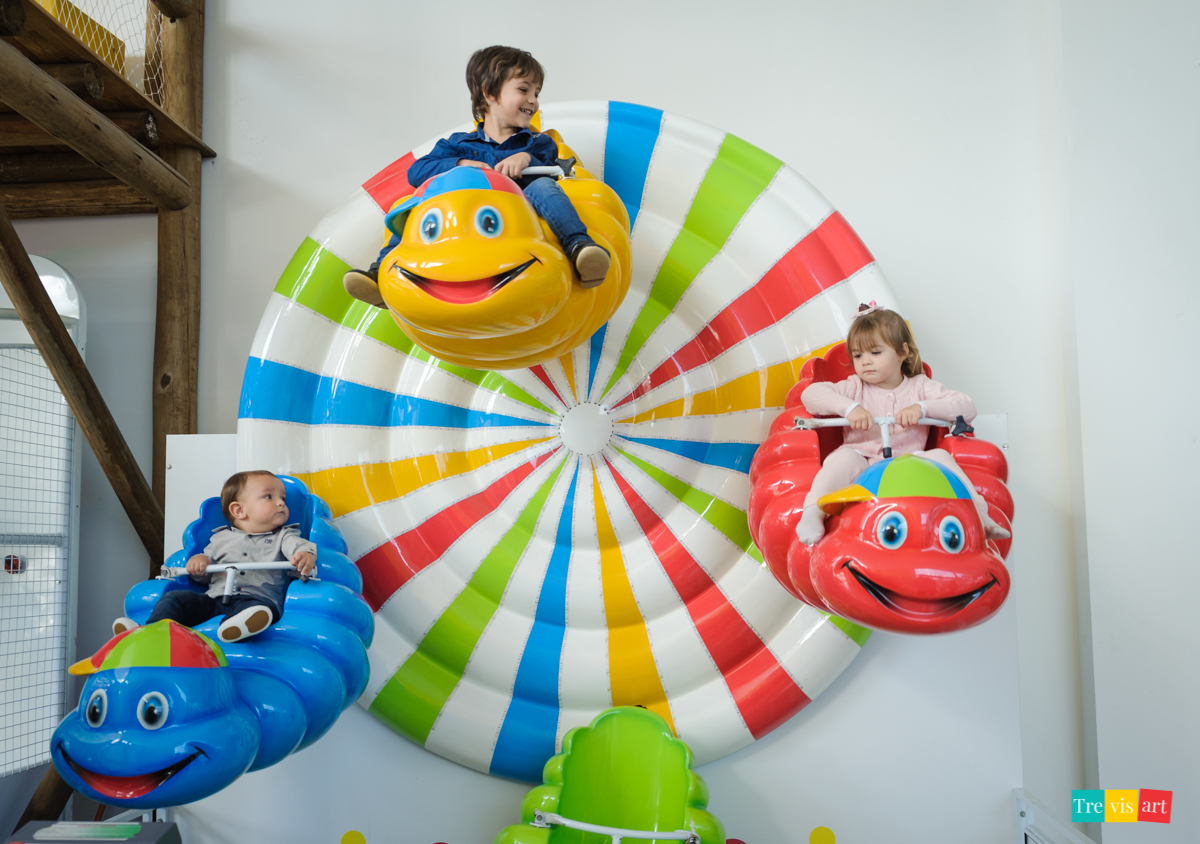 Festa de menino, crianças brincando roda gigante no buffet, festa de aniversario tema madagascar