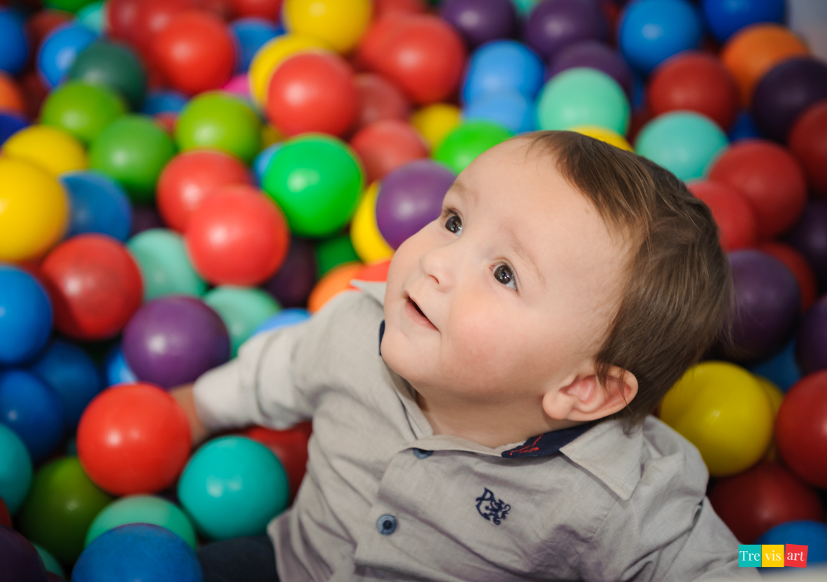 Festa de menino, menino brincando na piscina de bolinha do buffet, festa de aniversario tema madagascar