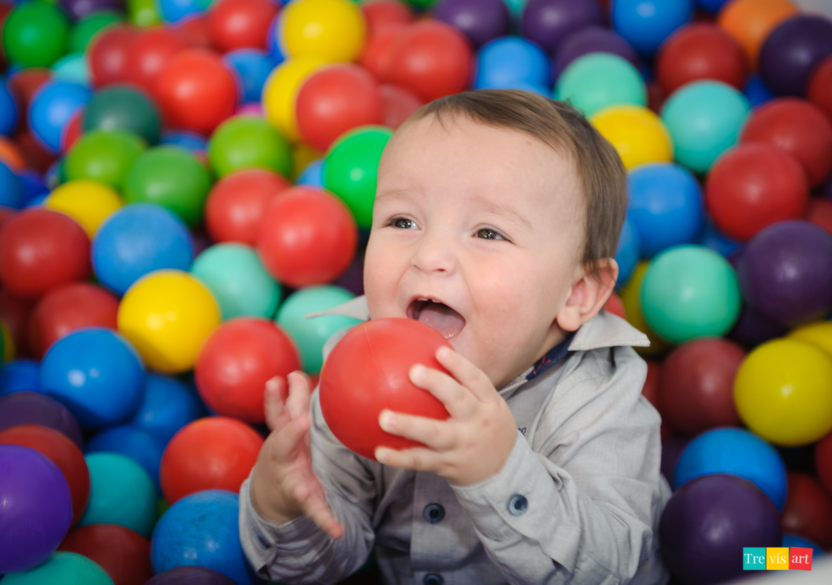 Festa de menino, menino brincando na piscina de bolinha do buffet, festa de aniversario tema madagascar
