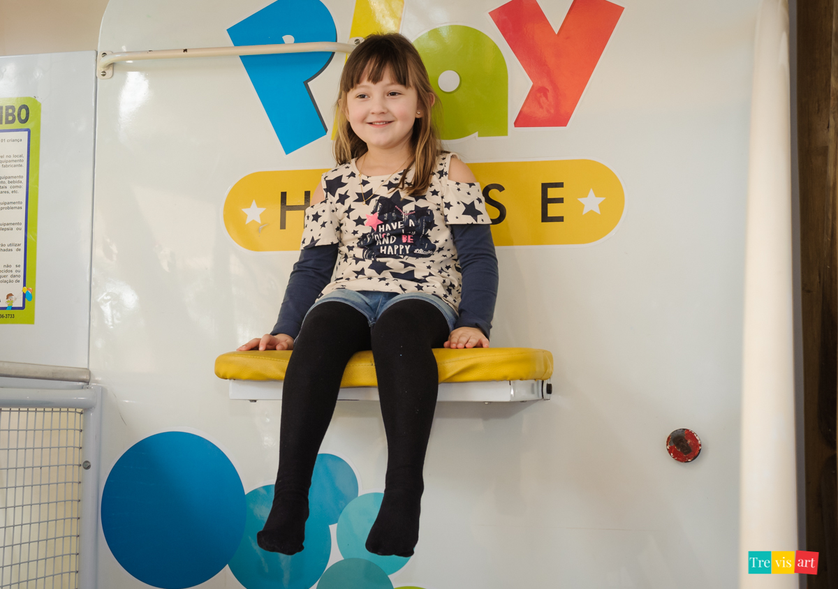 Festa de menino, menina brincando de tombo legal na piscina de bolinha do buffet, festa de aniversario tema madagascar