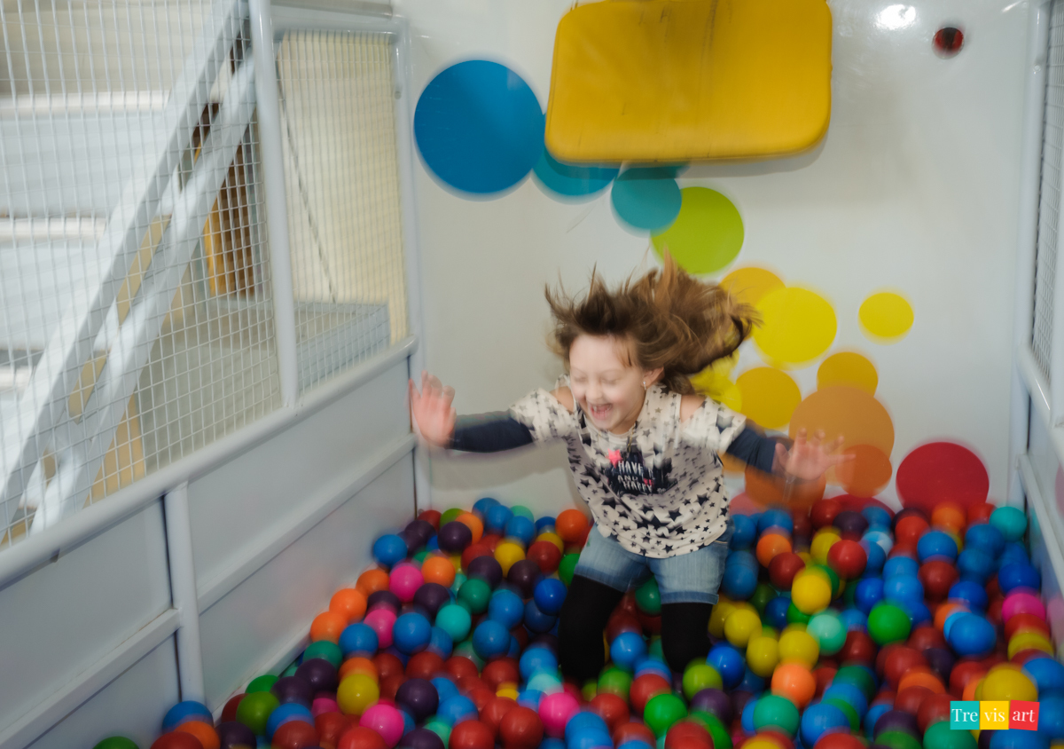 Festa de menino, menina brincando de tombo legal na piscina de bolinha do buffet, festa de aniversario tema madagascar