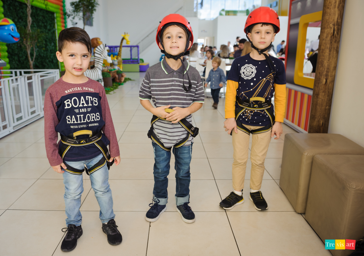 Festa de menino, meninos andando na tirolesa do buffet, festa de aniversario tema madagascar