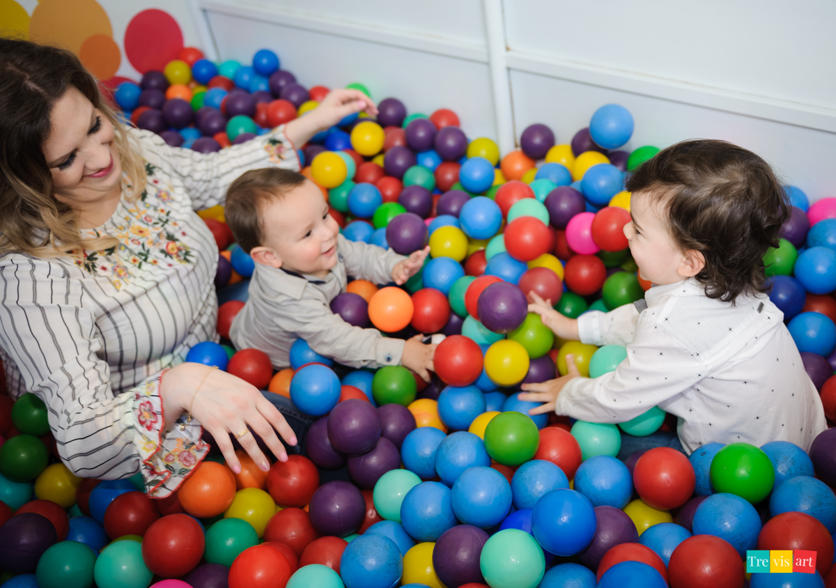 Aniversariante brincando com sua madrinha e amigo na piscina de bolinhas do buffet, tema de festa infantil madagascar