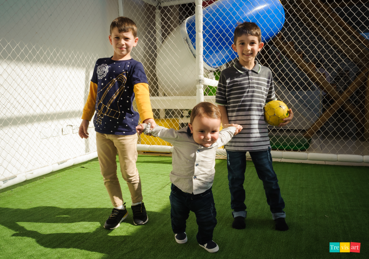Festa de menino, meninos jogando futebol na quadra do buffet, festa de aniversario tema madagascar