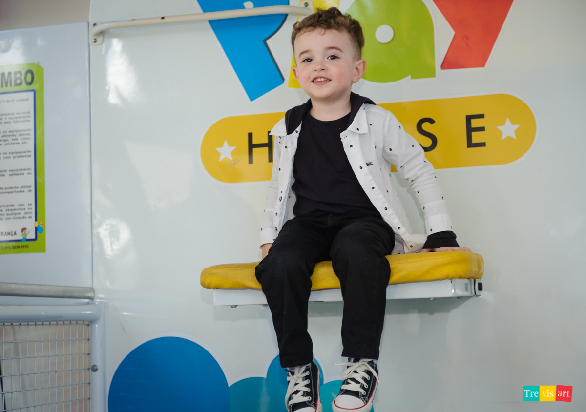 Festa de menino, menino brincando no tombo legal com bolinhas do buffet, festa de aniversario tema madagascar