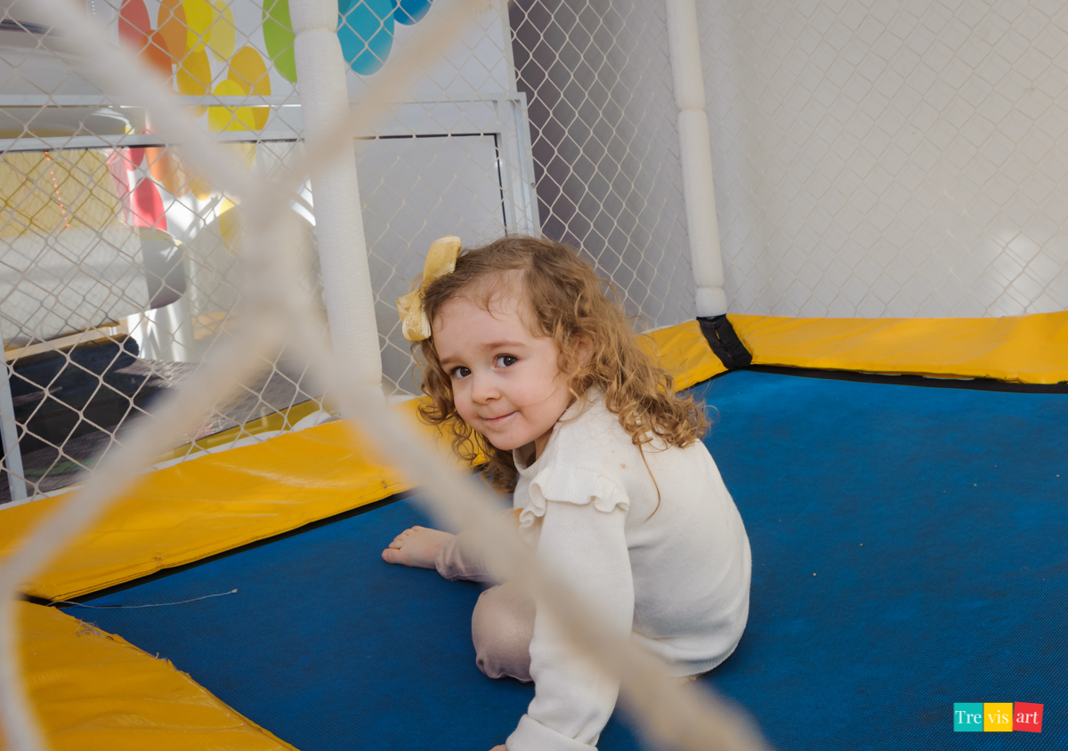 Festa de menino, menina pulando na cama elástica do buffet, festa de aniversario tema madagascar