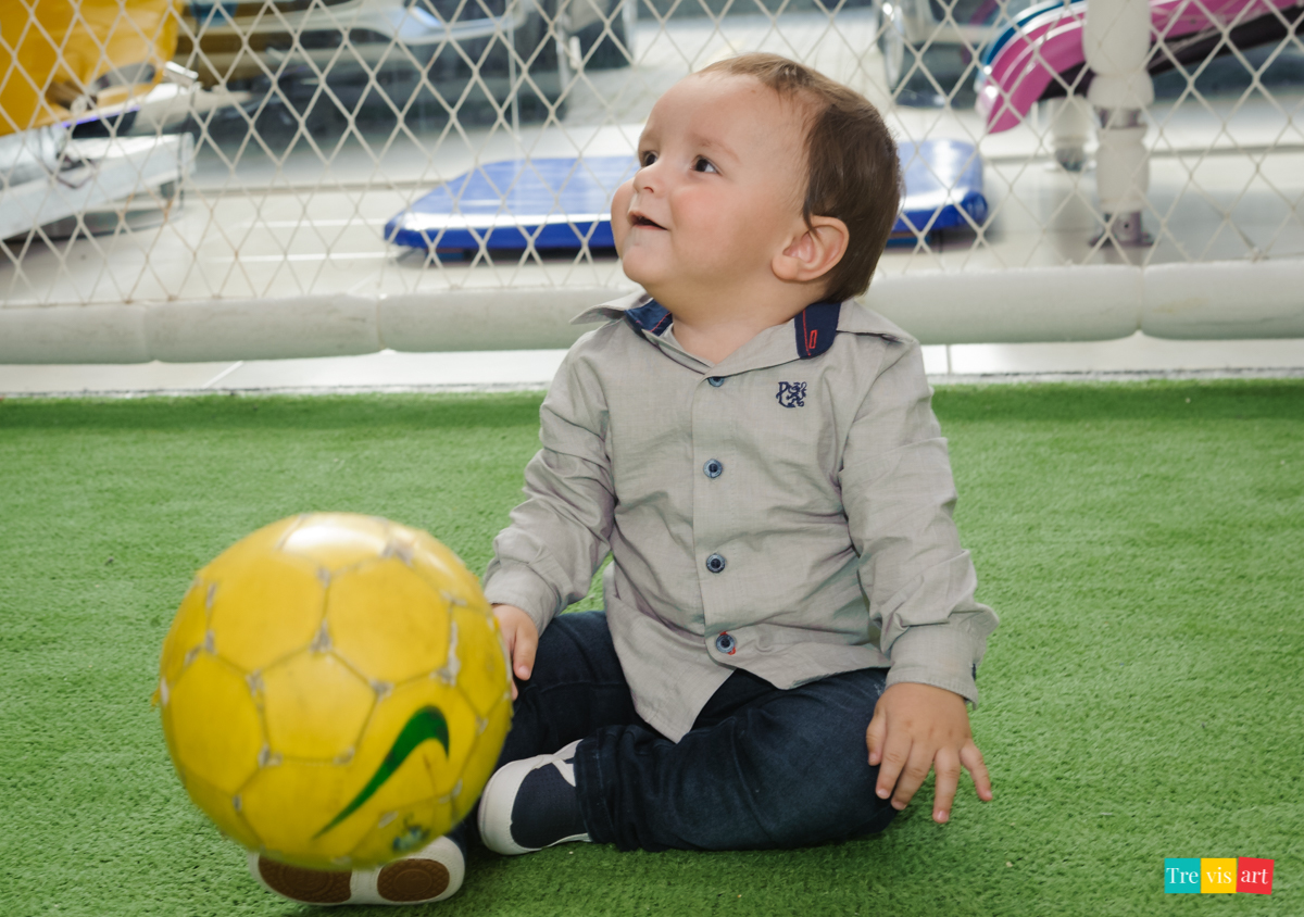 Festa de menino, menino brincando de futebol na quadra do buffet, festa de aniversario tema madagascar