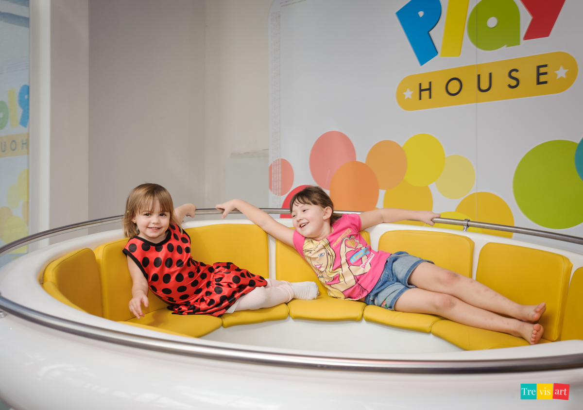 Meninas brincando no gira gira, na festa de aniversario infantil no buffet, tema de festa madagascar