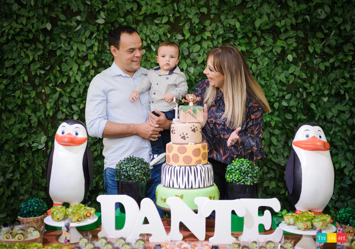 Hora do parabéns, festa de aniversario infantil de menino no tema madagascar, em buffet infantil.