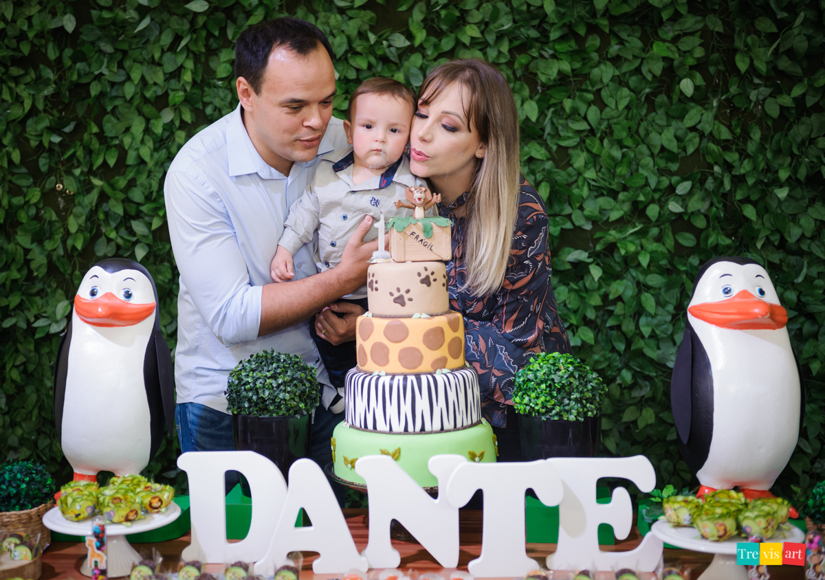 Hora do parabéns, festa de aniversario infantil de menino no tema madagascar, em buffet infantil.