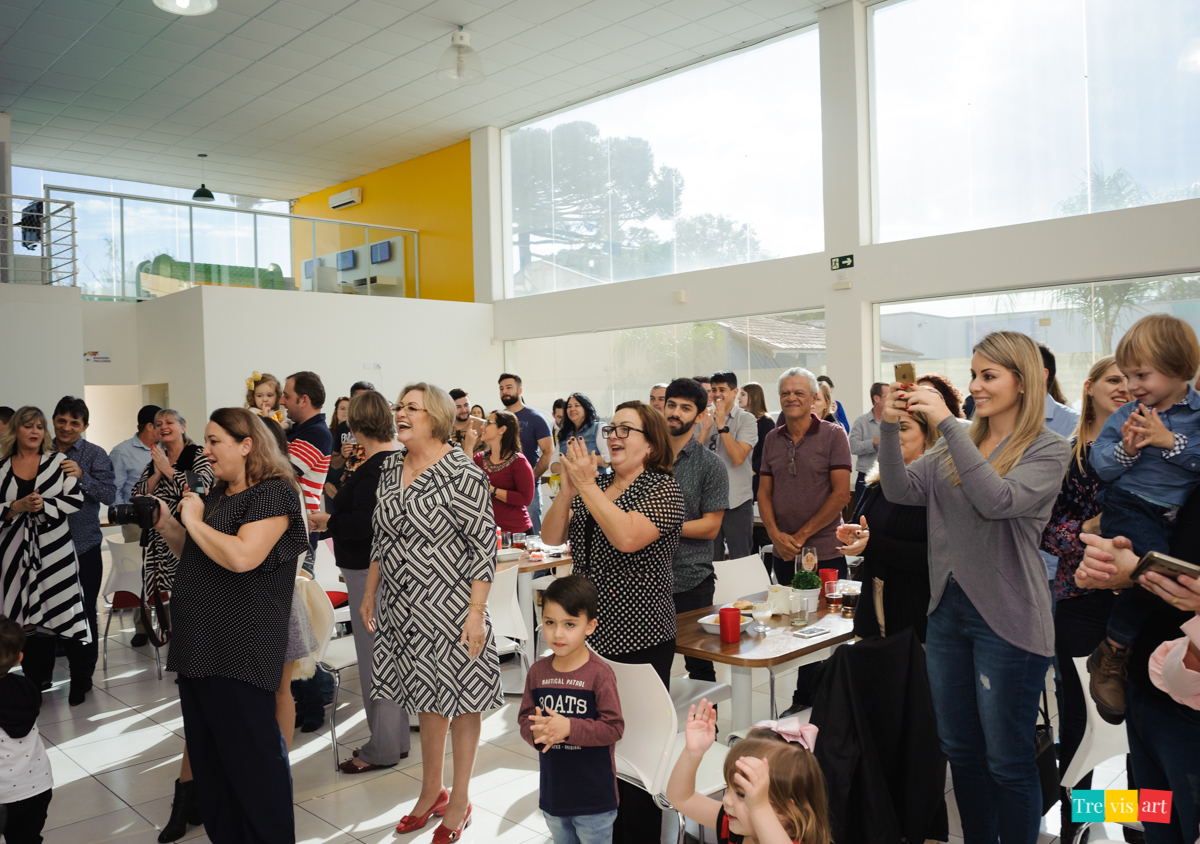 Hora do parabéns, família cantando parabéns festa de aniversario infantil de menino no tema madagascar, em buffet infantil.