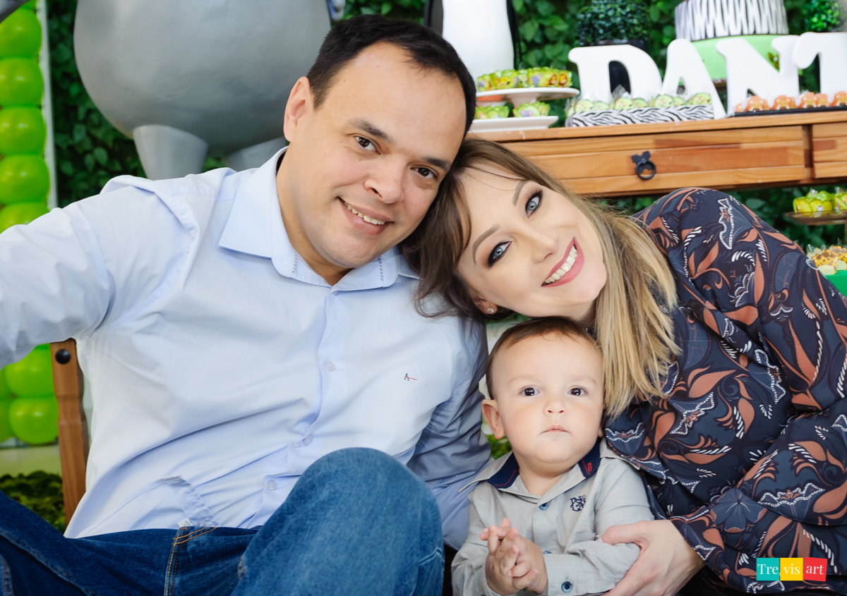 Pais e aniversariante s fazendo foto na decoração da festa de aniversario infantil, festa de menino, no tema madagascar, em buffet infantil