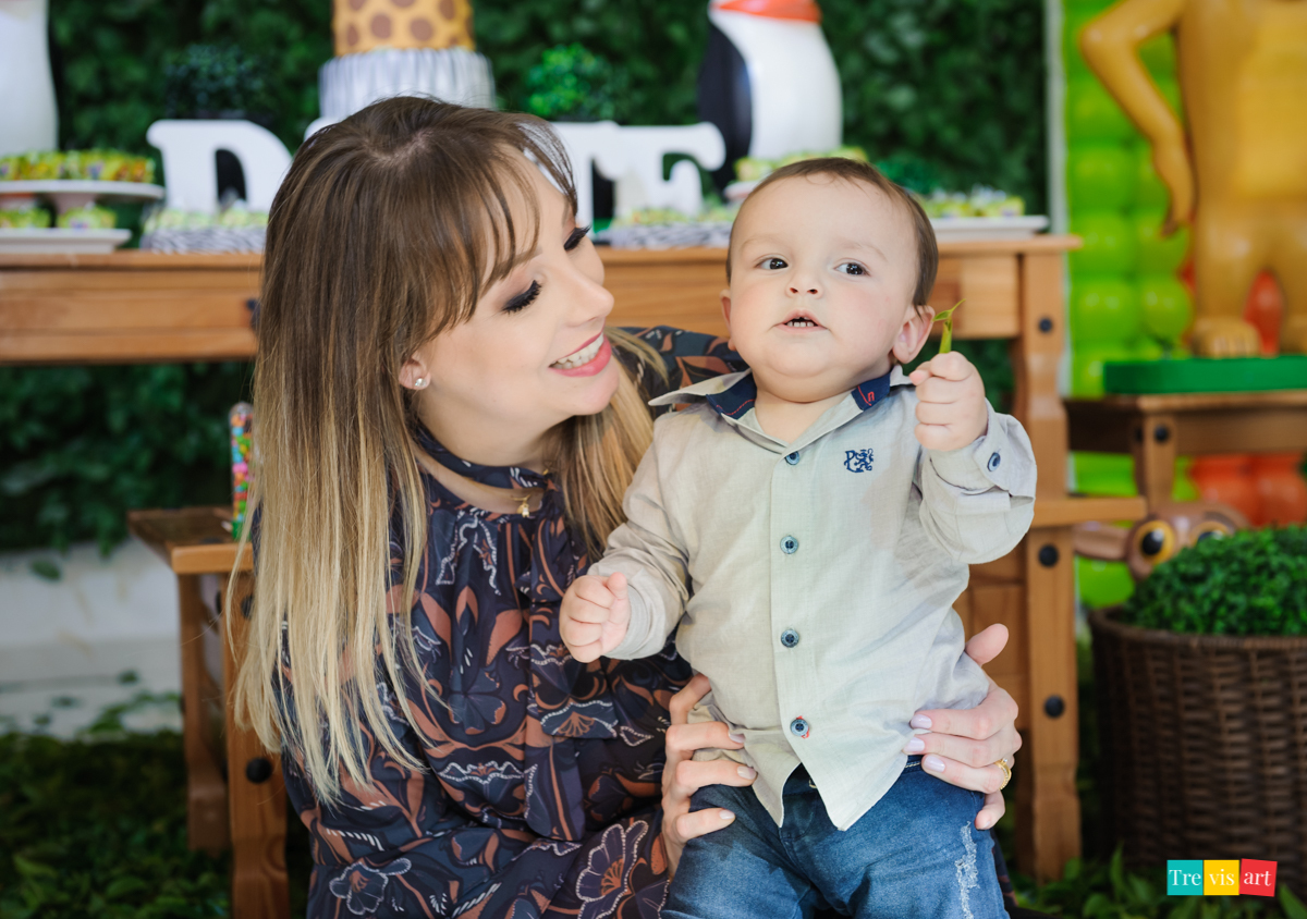 Mãe e aniversariante fazendo foto na decoração da festa de aniversario infantil, festa de menino, no tema madagascar, em buffet infantil