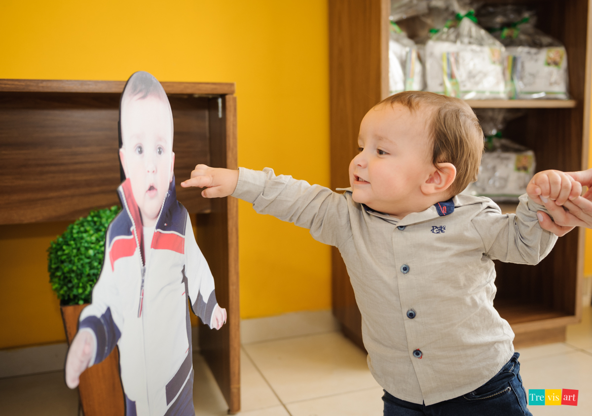Aniversariante brincando com totem de foto na entrada da festa infantil, tema madagascar