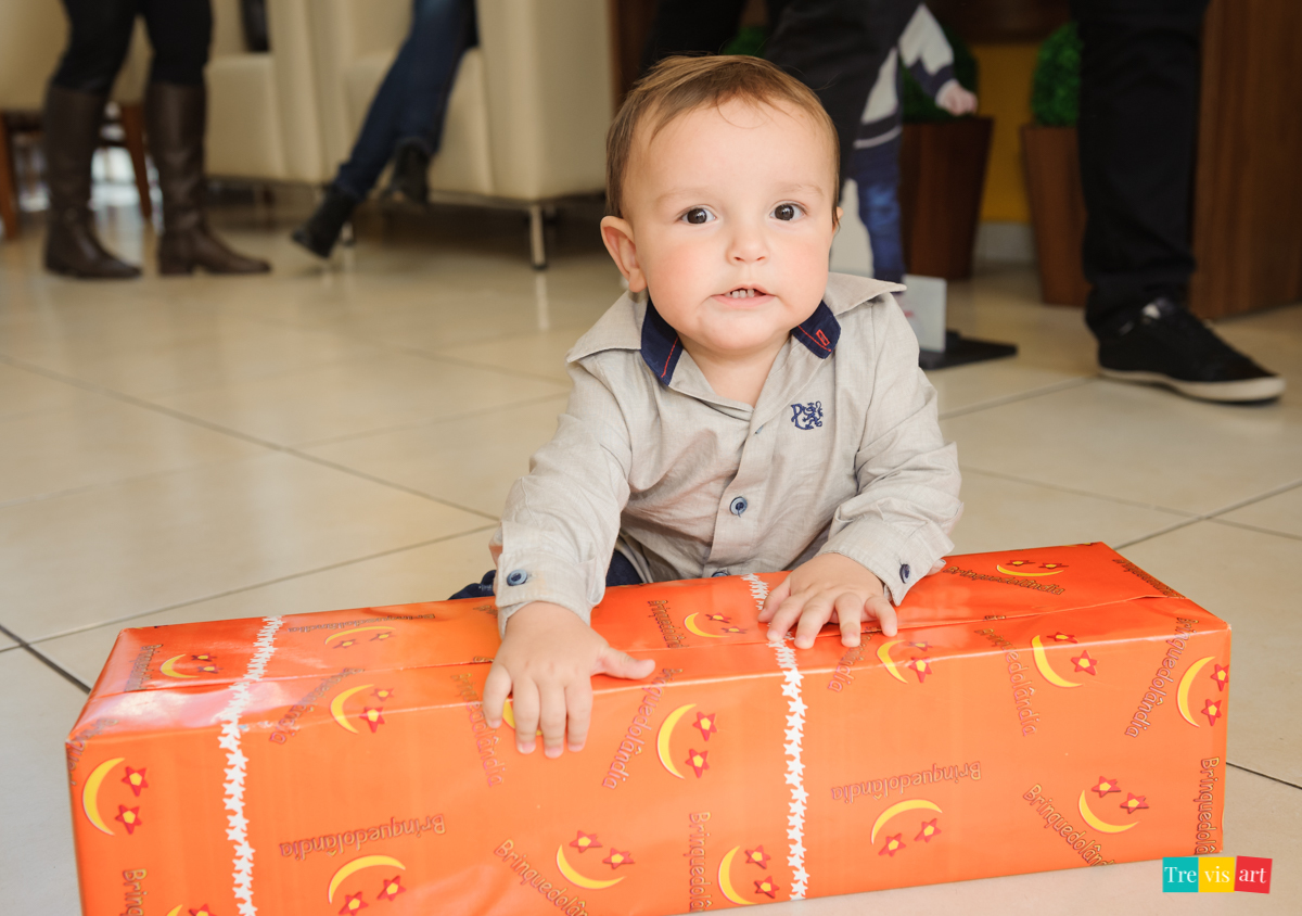 Aniversariante abrindo presente da festa infantil, festa de menino em buffet de festa infantil, tema madagascar