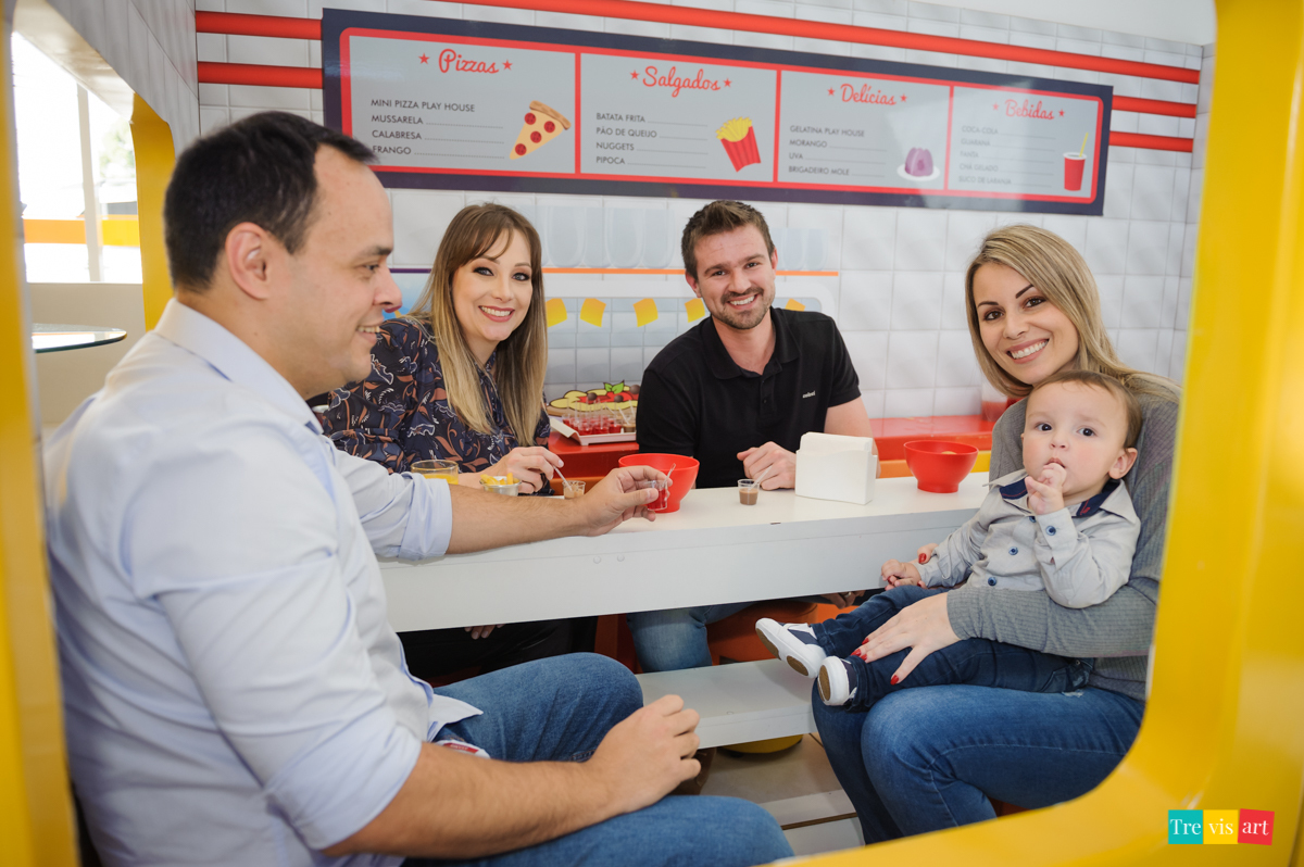 Pais, convidados e aniversariante brincando na lanchonete do buffet infantil, festa de menino, tema madagascar
