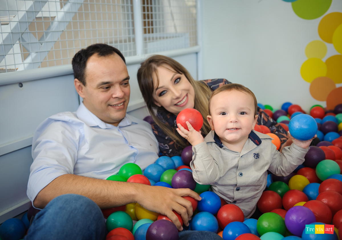 Festa de menino, família brincando na piscina de bolinha do buffet, festa de aniversario tema madagascar
