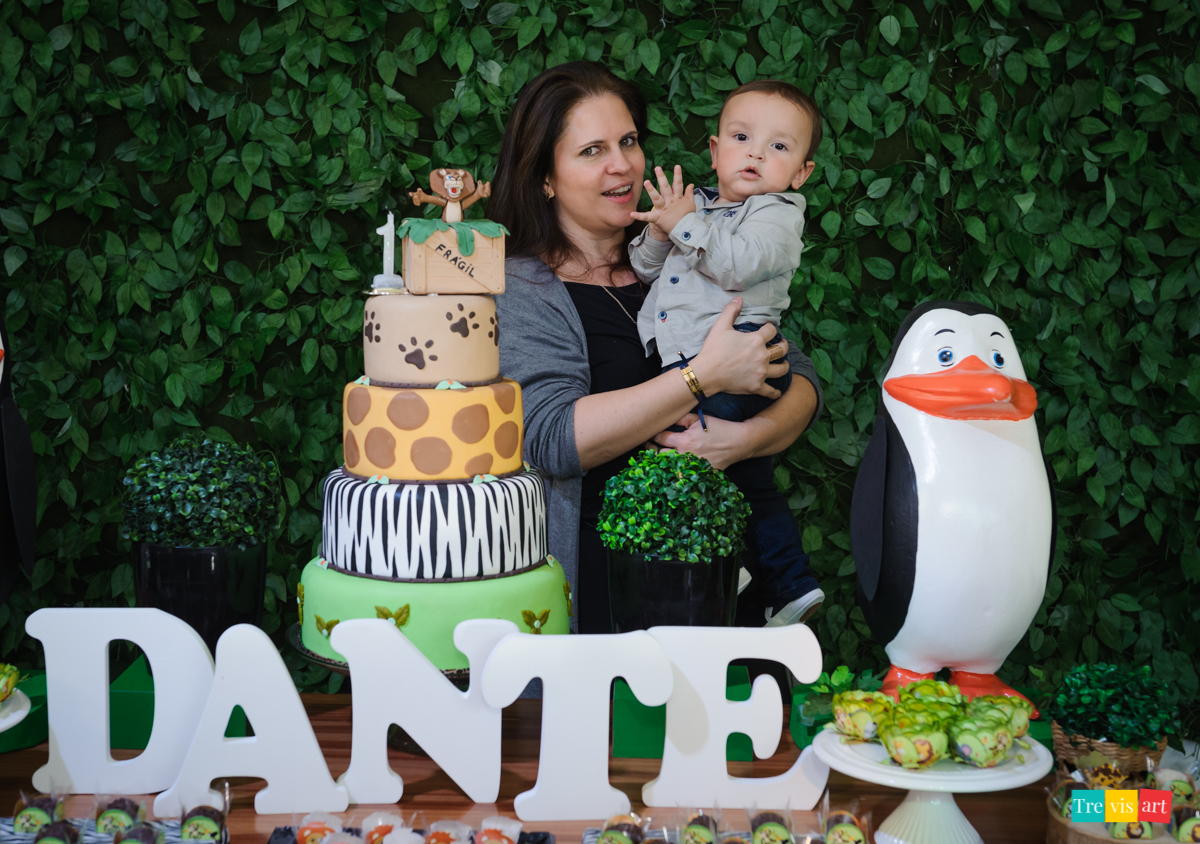 Fotógrafa fazendo foto com aniversariante em festa de aniversario infantil de menino, no tema madagascar