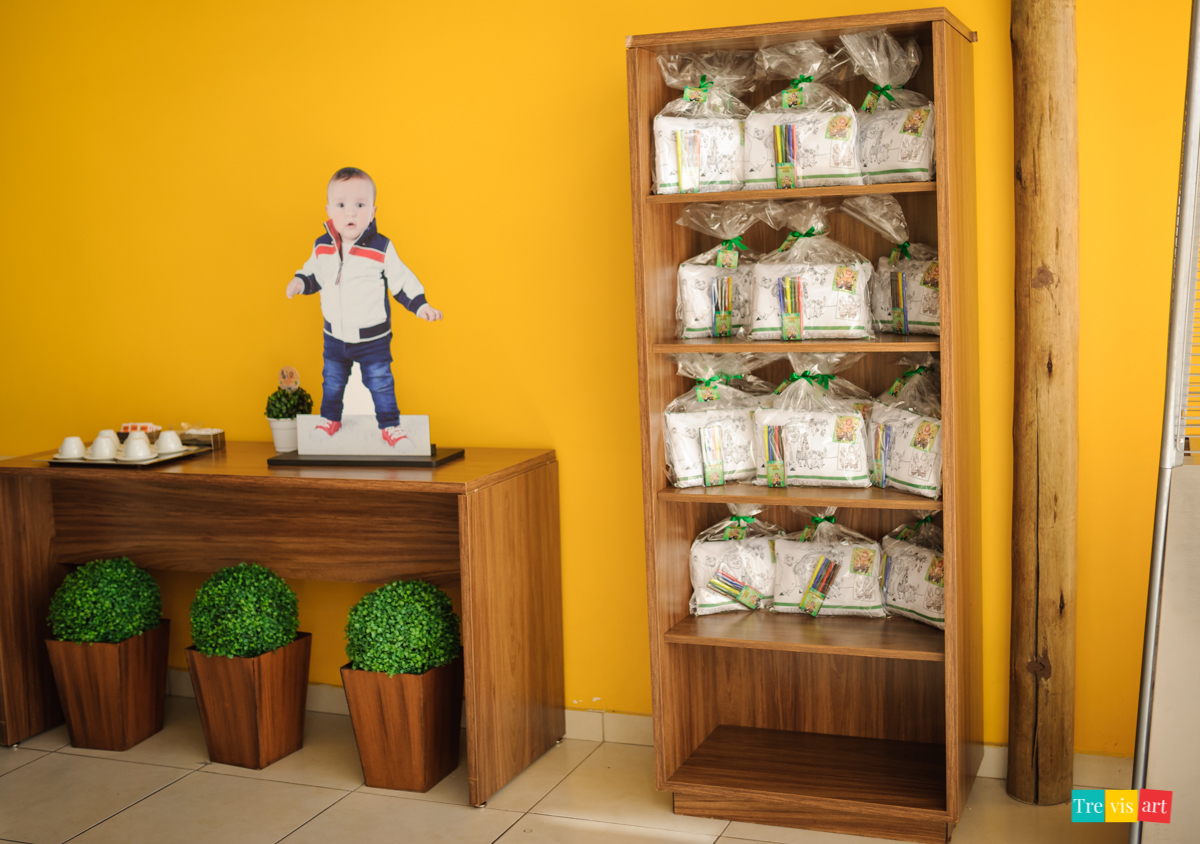 entrada festa de aniversario em buffet com totem e lembrancinhas almofadas para colorir