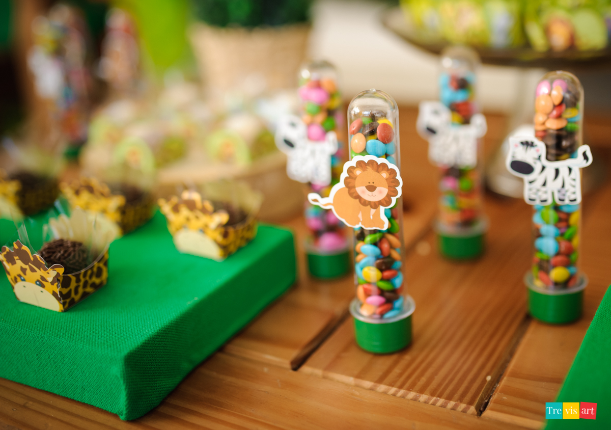 Tubetes personalizados de festa infantil no tema Madagascar