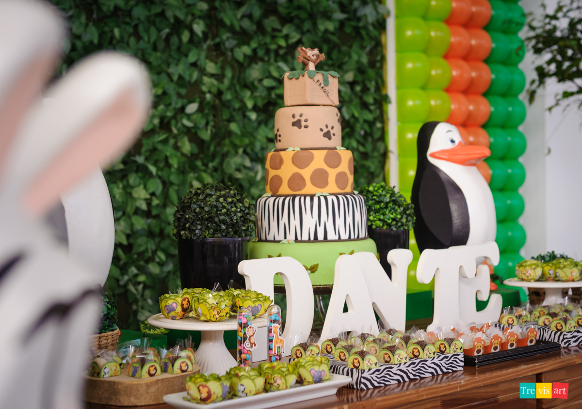 Mesa decoração de aniversario infantil, tema de festa madagascar, com letras 3d