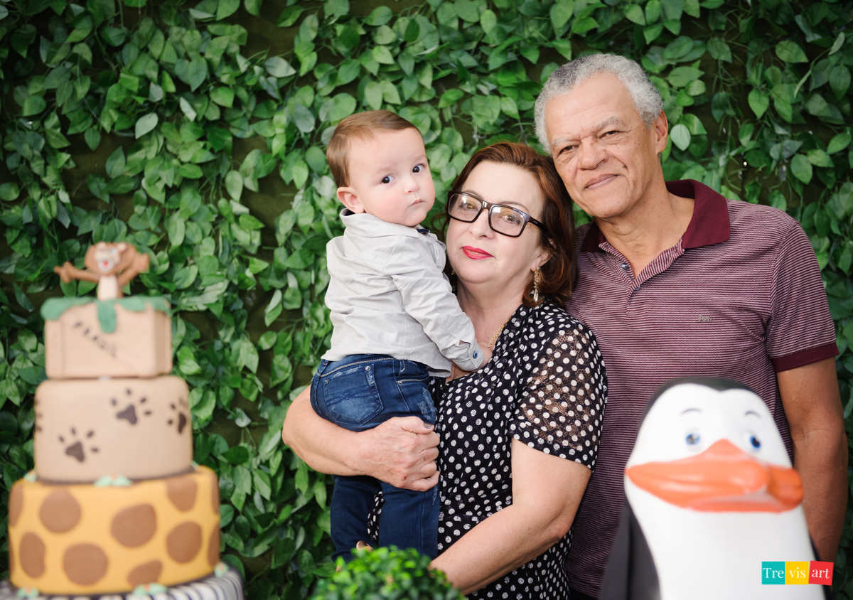 Avós e aniversariante fazendo foto na mesa da decoração, tema de festa infantil de menino madagascar