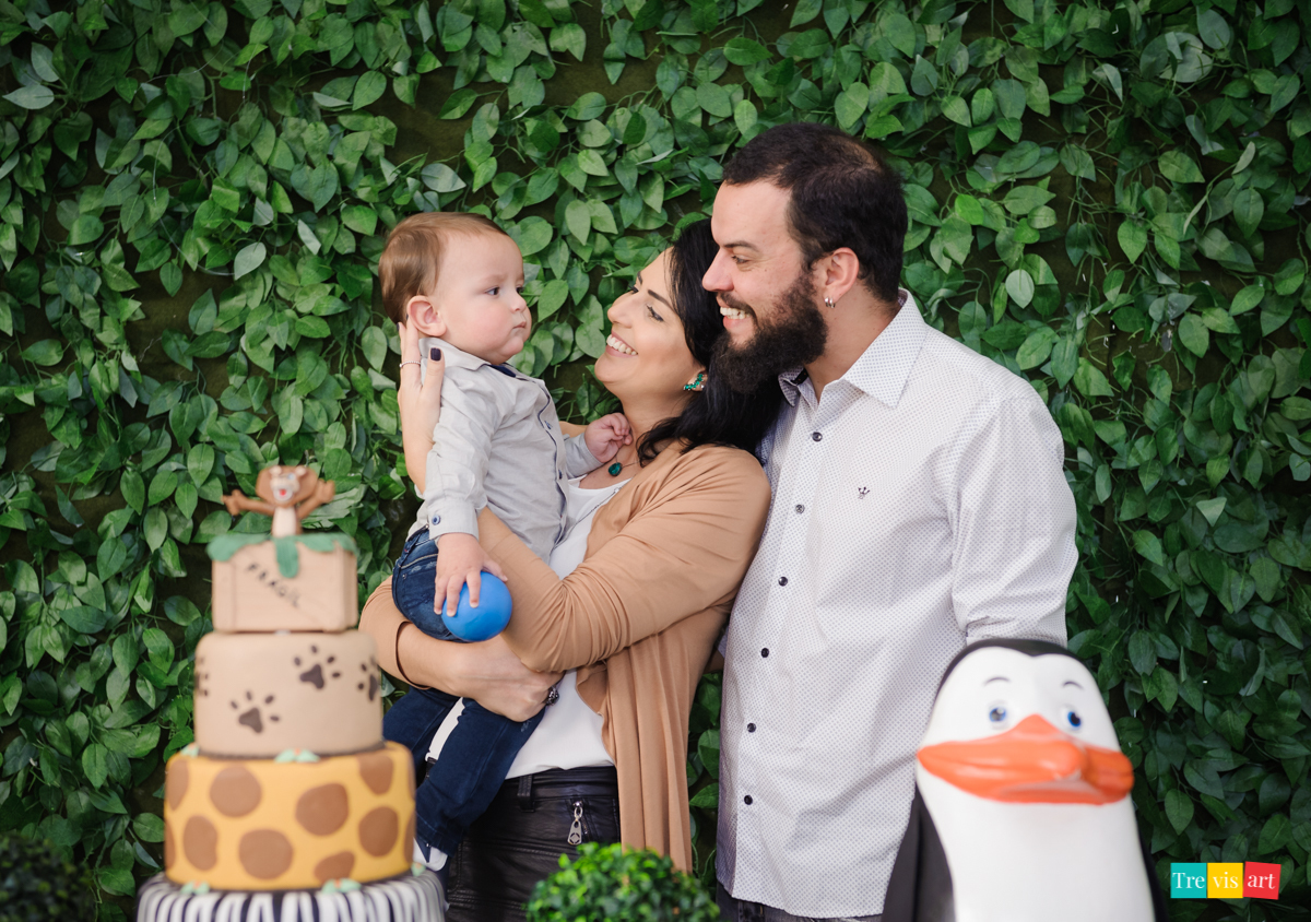 Tios e aniversariante fazendo foto na mesa da decoração, tema de festa infantil de menino madagascar
