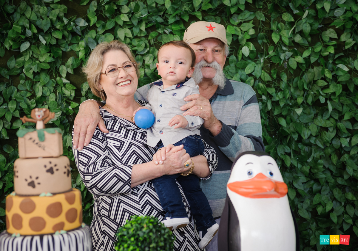 Avós e aniversariante fazendo foto na mesa da decoração, tema de festa infantil de menino madagascar