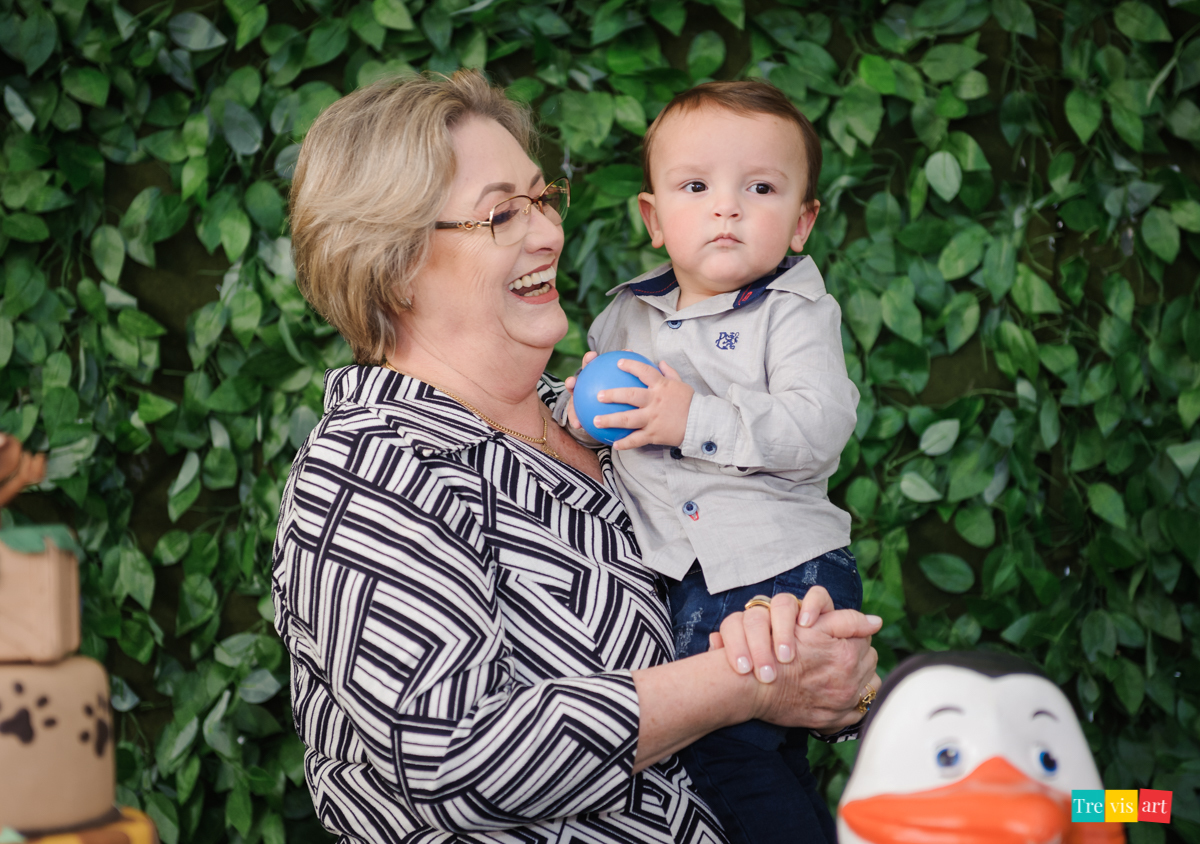 Vovó e aniversariante fazendo foto na mesa da decoração, tema de festa infantil de menino madagascar