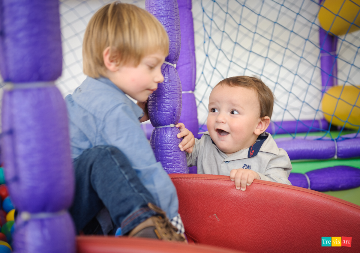Festa de menino, meninos brincando no parque do buffet, festa de aniversario tema madagascar