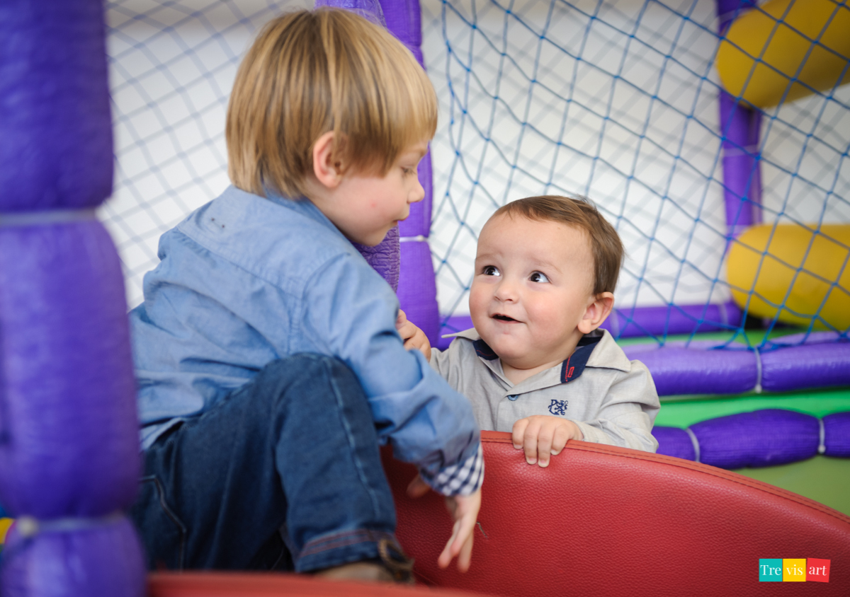Festa de menino, meninos brincando no parque infantil do buffet, festa de aniversario tema madagascar