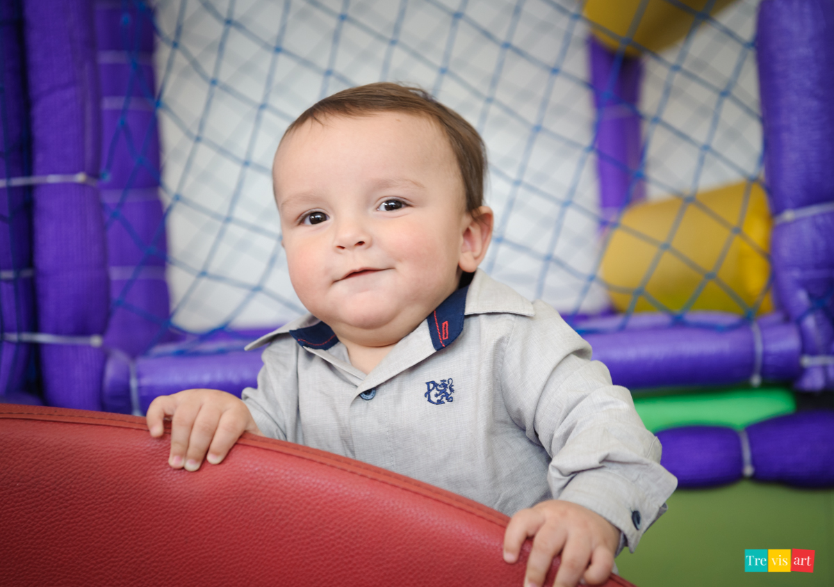 Festa de menino, menino sorrindo no parque infantil do buffet, festa de aniversario tema madagascar