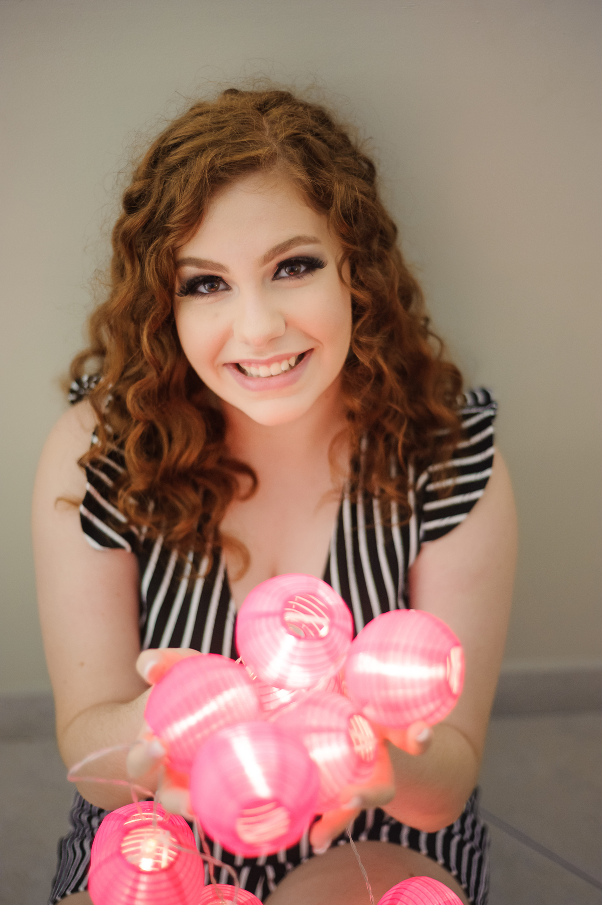 Menina 15 anos brincando com  luzes no seu book de fotos de 15 anos