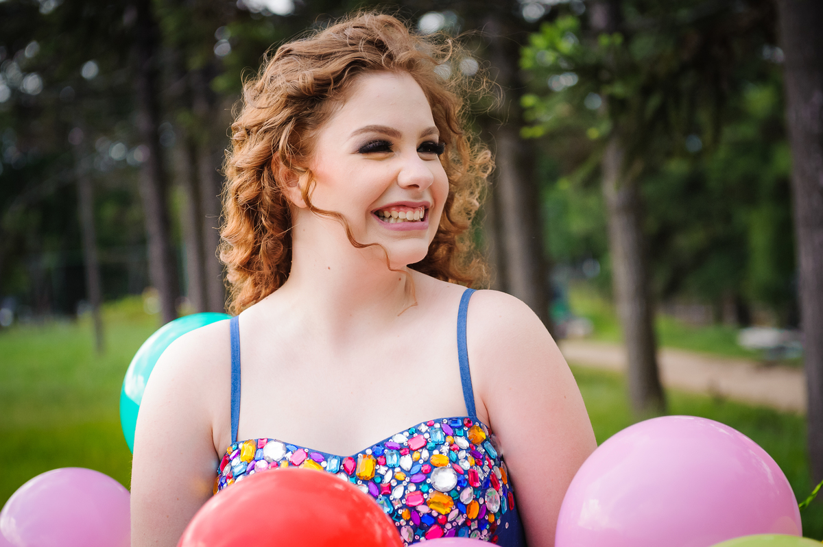 Menina com vestido de tule posando para foto no seu book de fotos de 15 anos