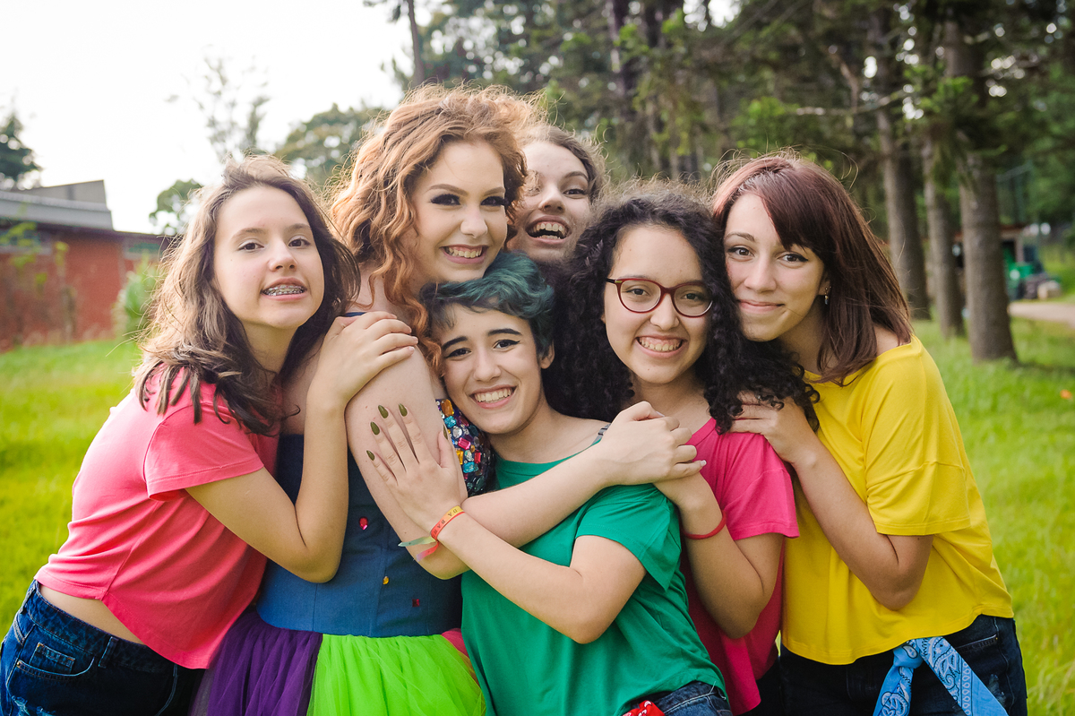 Amigas podando para foto no book de 15 anos