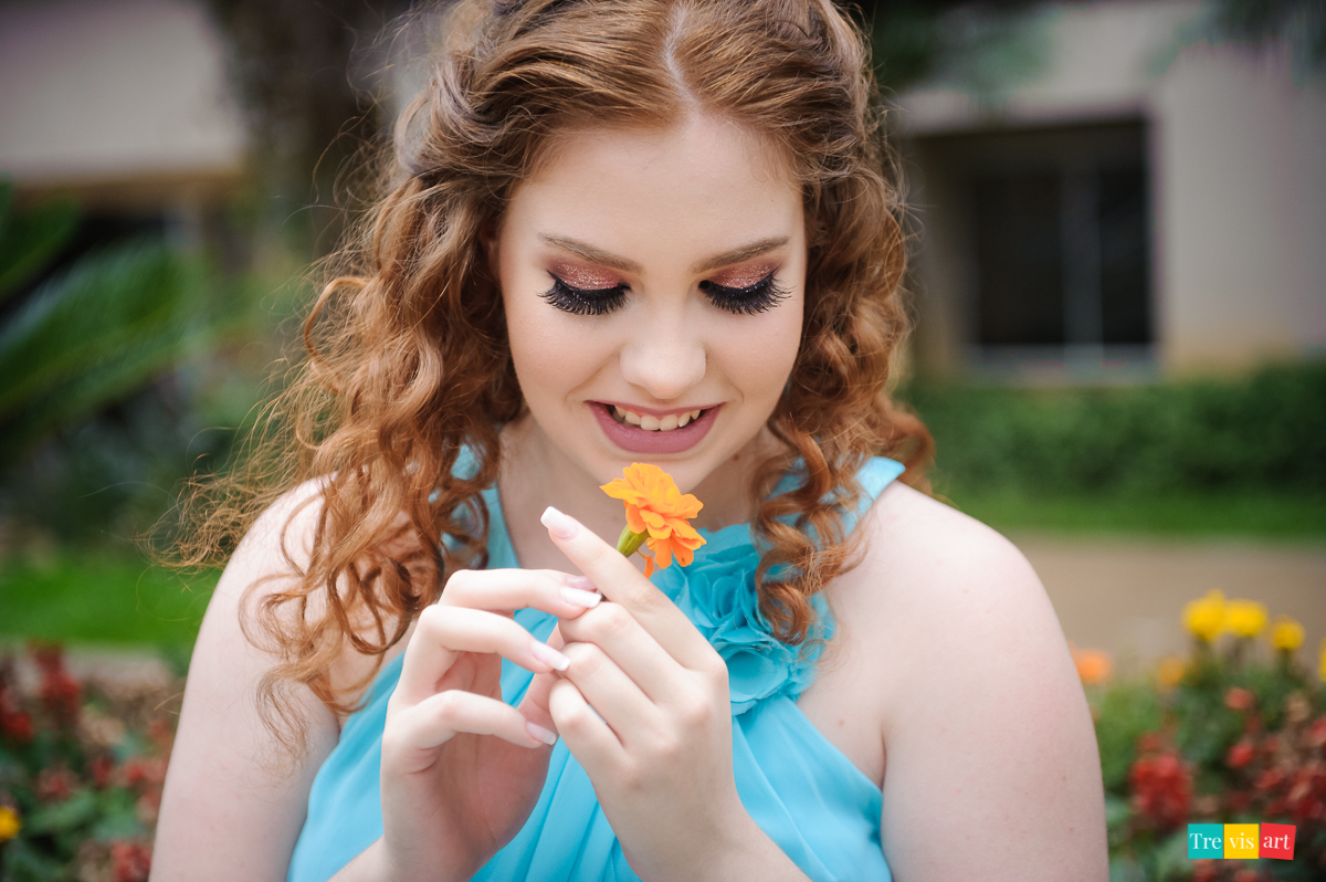 Menina com flor para fotos de 15 anos