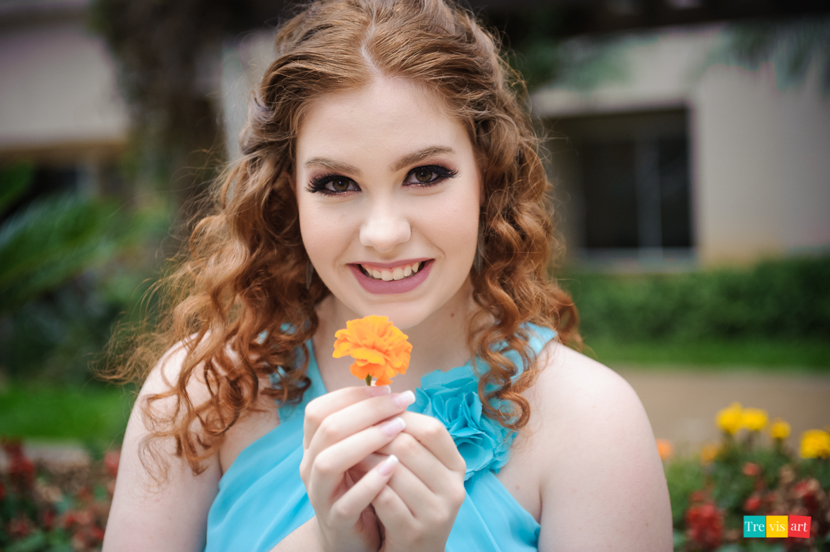 Menina com flor para fotografia de 15 anos