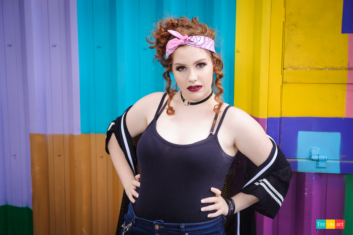 Menina posando para foto no seu book de 15 anos parede pixada