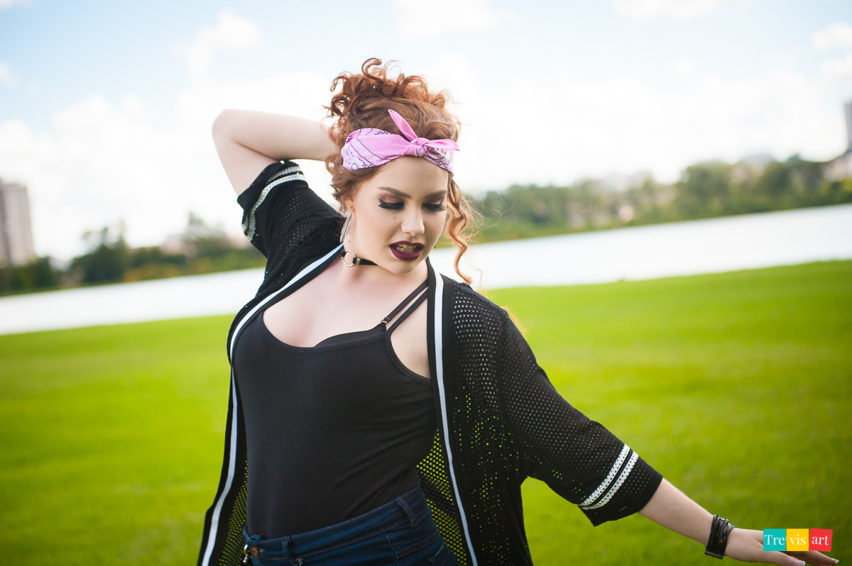Menina fazendo pose no seu book de aniversário de 15 anos no parque barigui