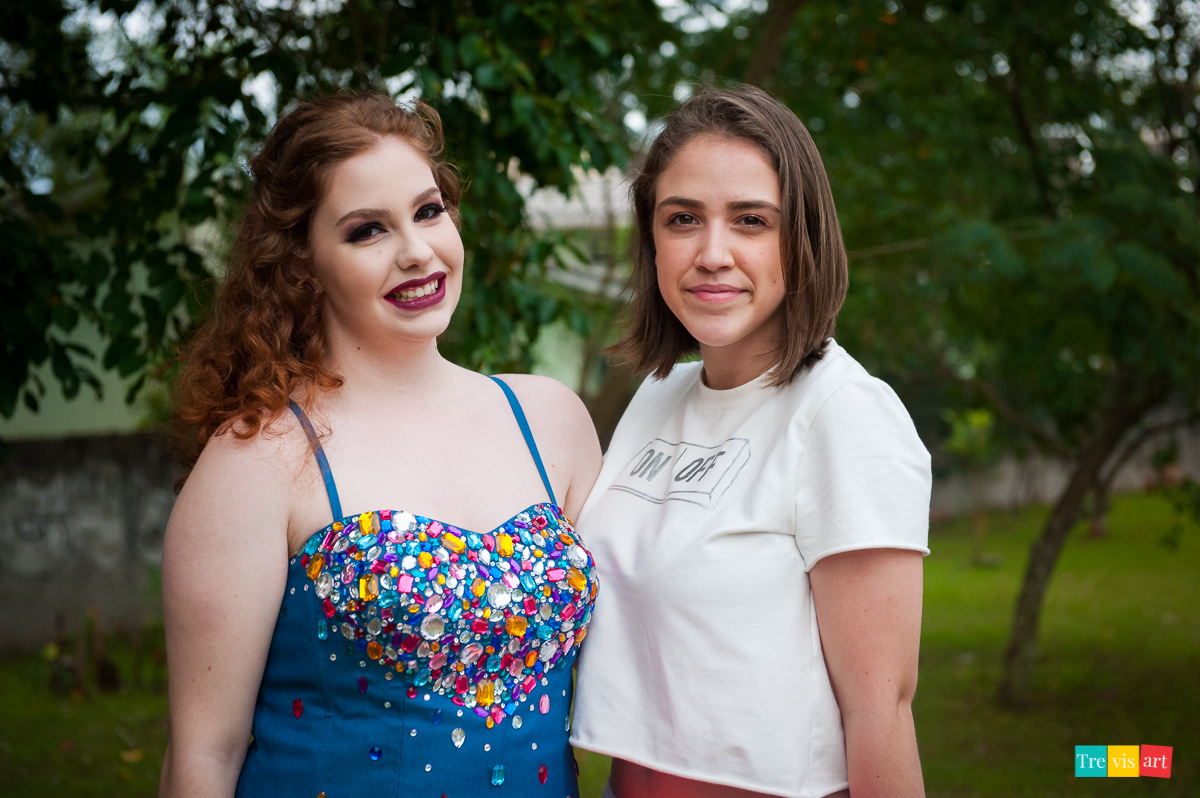 Menina com amiga no seu book de 15 anos