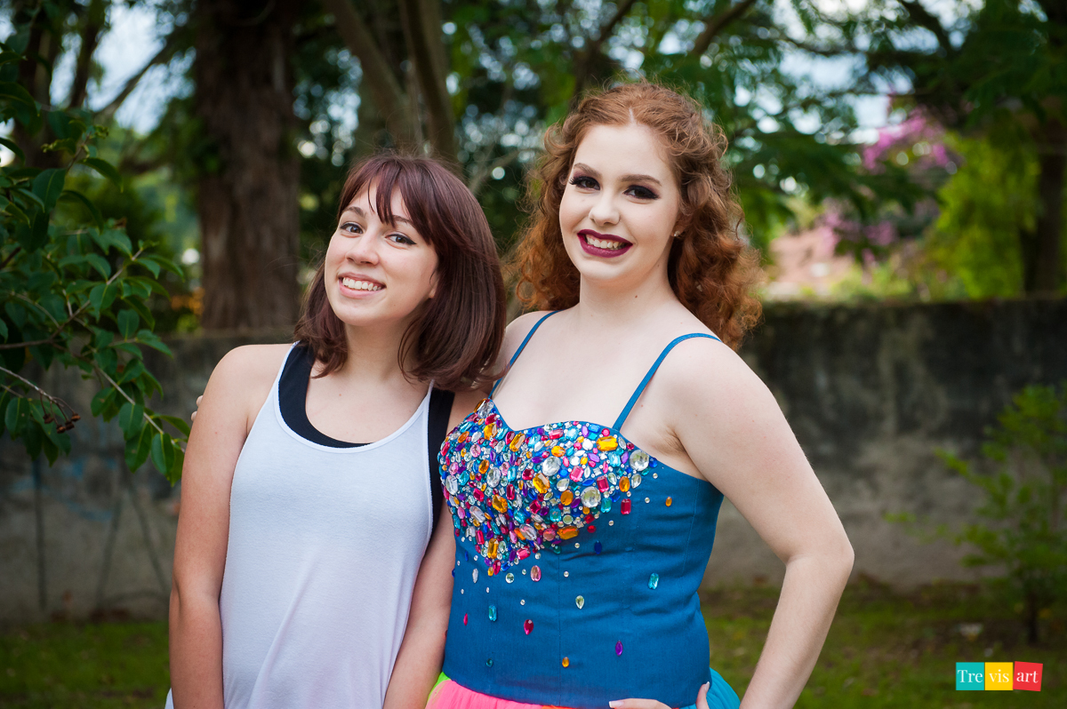 Menina com amiga no seu book de 15 anos