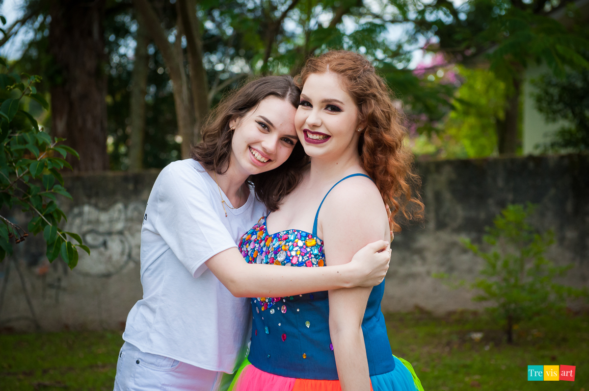Menina com amiga no seu book de 15 anos
