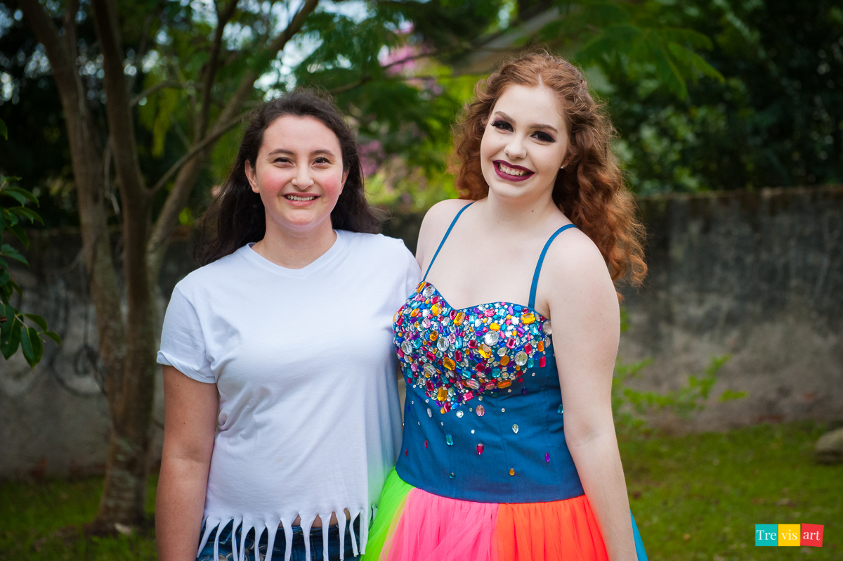 Menina com amiga no seu book de 15 anos