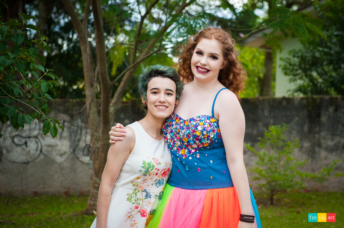 Menina com amiga no seu book de 15 anos