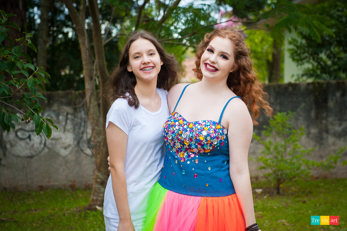 Menina com amiga no seu book de 15 anos