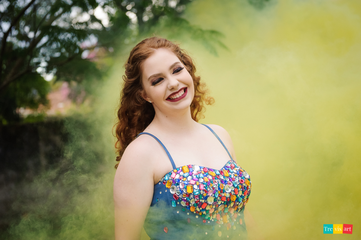 fotografia com fumaça colorida amarela para book de 15 anos