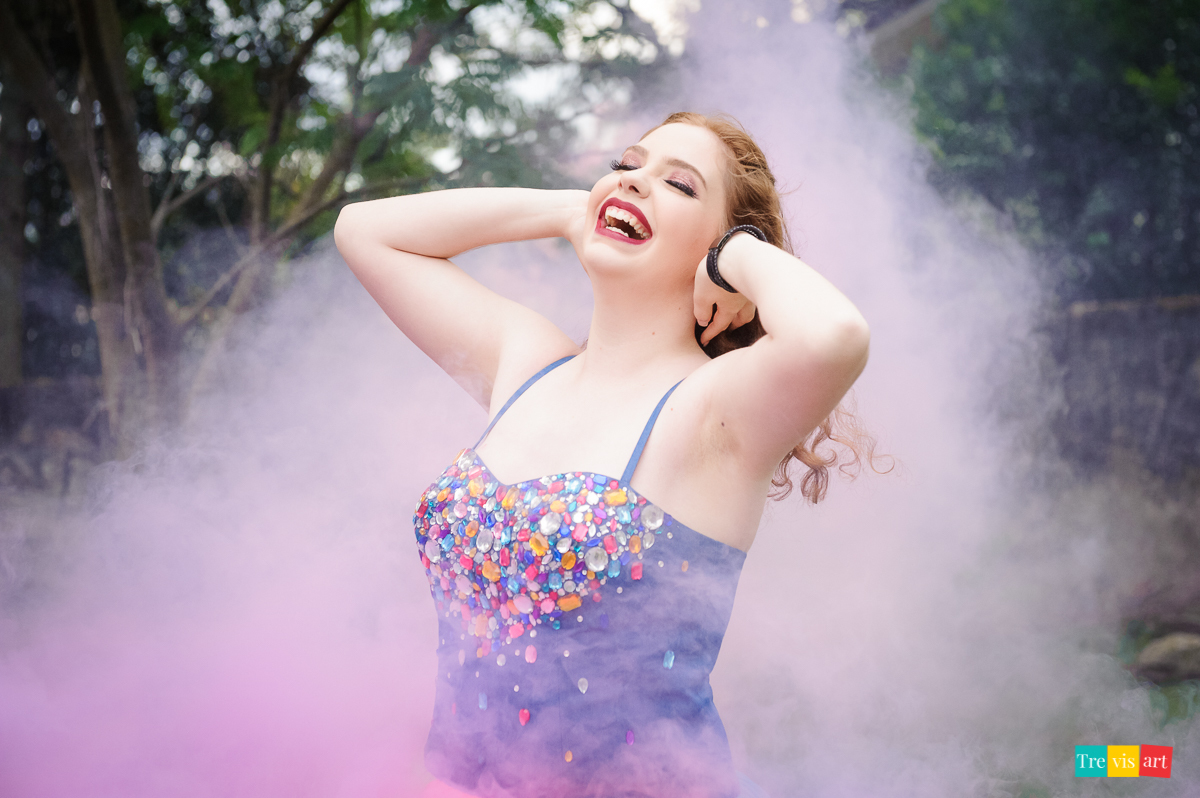 fotografia com fumaça colorida rosa para book de 15 anos